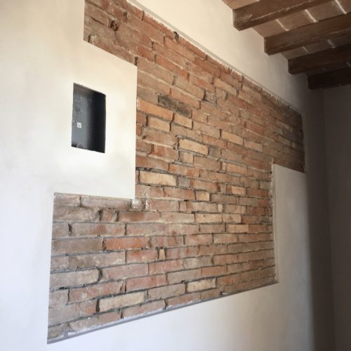 Cornice di intonaco deumidificante